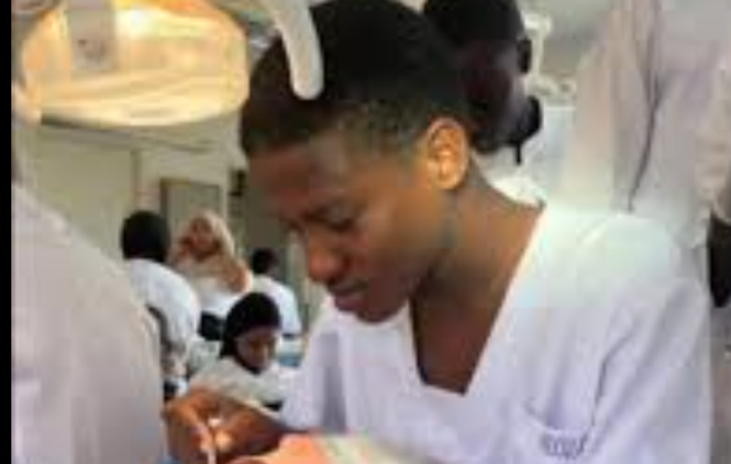 UCAD : La répression policière fait un mort; le gouvernement promet de faire la lumière sur le drame UCAD : La répression policière fait un mort; le gouvernement promet de faire la lumière sur le drame