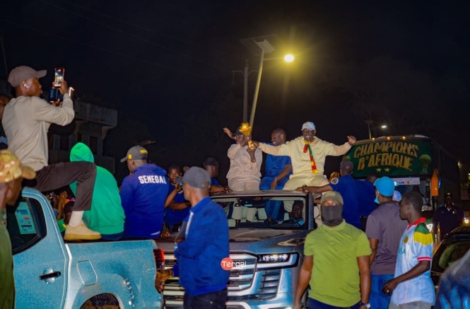 TOURNÉE DELLOO NJUKKEL : Mamadou Ndour Diouf accueille le trophée de la CAN à Diass TOURNÉE DELLOO NJUKKEL : Mamadou Ndour Diouf accueille le trophée de la CAN à Diass