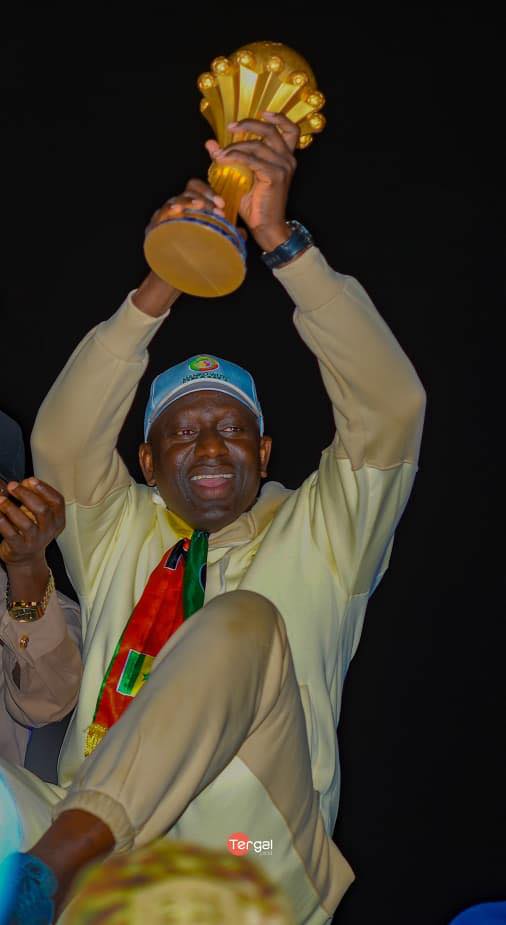 TOURNÉE DELLOO NJUKKEL : Mamadou Ndour Diouf accueille le trophée de la CAN à Diass